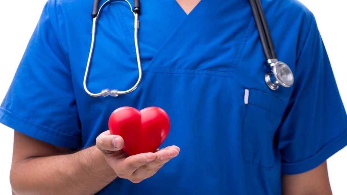 Cele mai multe infarcturi au loc între orele 4 și 6 dimineața. Regula de aur explicată de un cardiolog de 87 de ani: ce trebuie să faci înainte de culcare