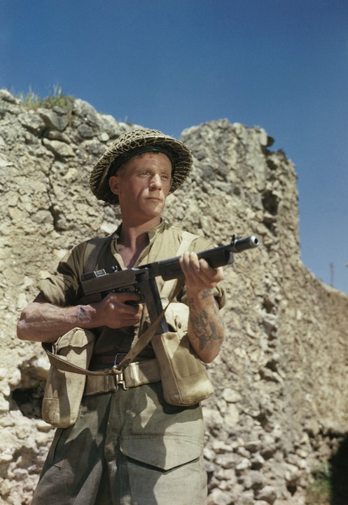 Kapral M. Smith pozuje z pistoletem maszynowym Thompson w San Angelo (Włochy, kwiecień 1944, domena publiczna).
