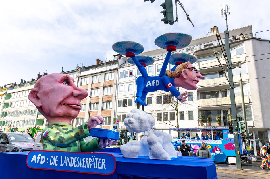 Liderka AfD-a predstavljena kao dron kojim upravlja Putin na paradi u Dizeldorfu