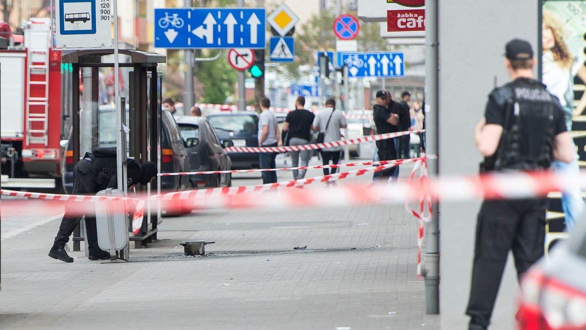 Policja opublikowała dzisiaj nagranie z monitoringu, na którym widać poszukiwanego mężczyznę, który prawdopodobnie podłożył ładunek wybuchowy we wrocławskim autobusie. Przypomnijmy, że do zdarzenia doszło w czwartek. Tragedii zapobiegł kierowca autobusu, który tuż przed eksplozją wyniósł niebezpieczny pakunek na zewnątrz.