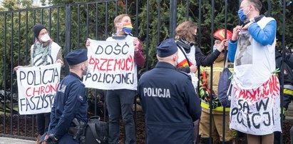 Szokujący protest w Warszawie. Przykuwali się za szyję! ZDJĘCIA