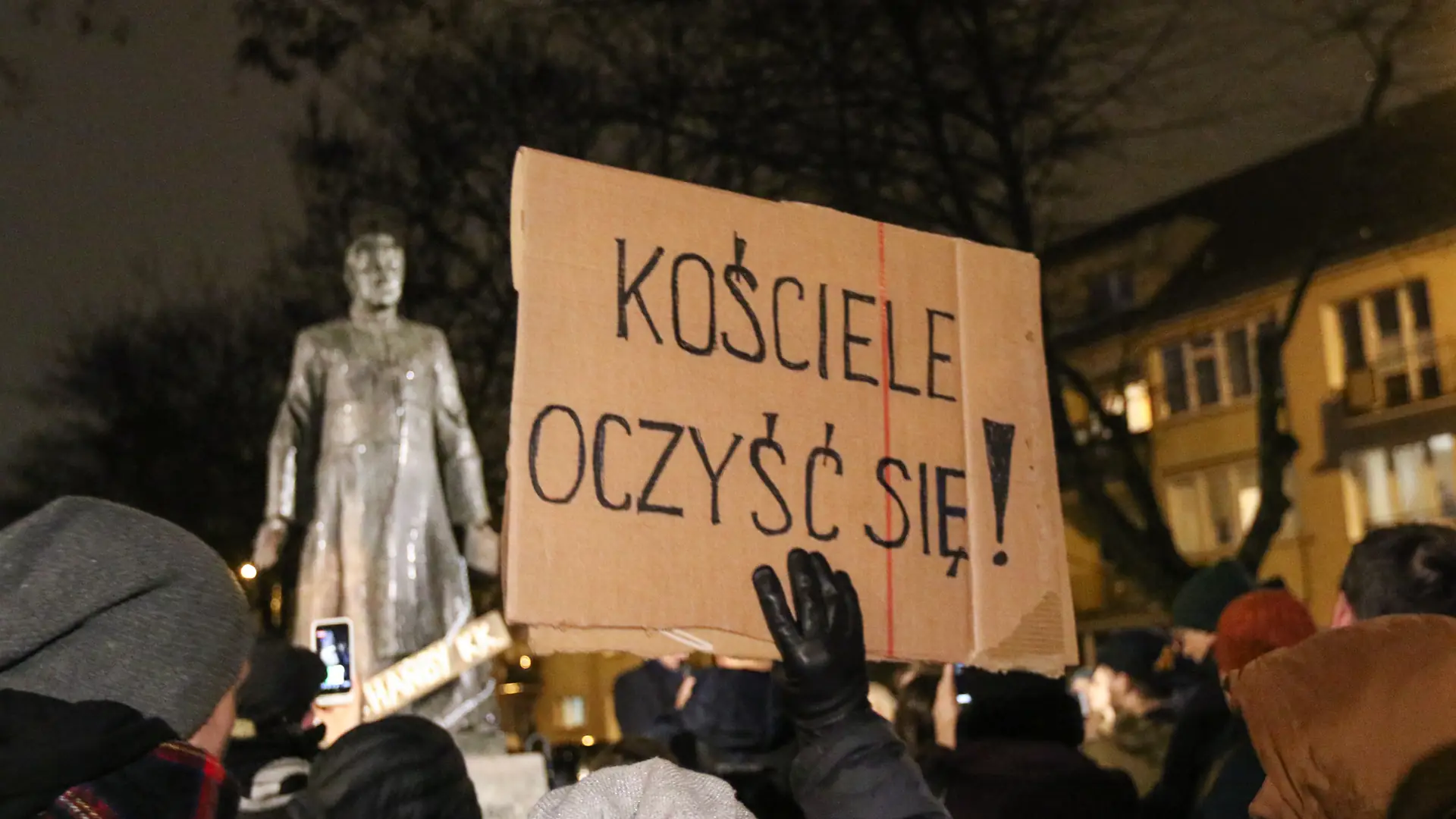 Kuria odpowiedziała na pozew ofiary księdza. Sugeruje, że 12-letni gej czerpałby przyjemność z gwałtu