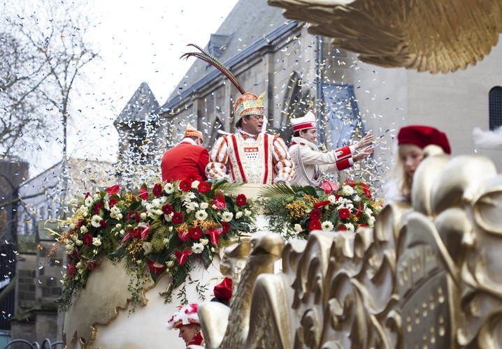 <strong> 11 listopada – 1 marca: Karnawał w Kolonii </strong>
<br><br>Jedno z najważniejszych niemieckich wydarzeń kulturalnych. Ze względu na to, że tamtejszy karnawał trwa bardzo długo – nazywany jest piątą porą roku. Tradycyjnie najhuczniej obchodzone jest jego rozpoczęcie i koniec. 
Świętowanie rozpoczyna się już 11 listopada o godz. 11.11. Ale prawdziwe szaleństwo to wydarzenia związane z zakończeniem karnawału. W lutym możemy wyróżnić dwa wyjątkowo szalone dni. Pierwszego z nich (w tym roku będzie to 23 luty), kobiety przejmują kontrolę nad miastem - szturmują budynek ratusza i obcinają krawat każdemu napotkanemu mężczyźnie, w tym urzędnikom. Ich „wizyta” kończy się przejęciem symbolicznych kluczy do bramy miasta, dzięki czemu przez ten jeden dzień, miasto należy do nich. Kolejny szalony dzień to Rosenmontag, czyli różany poniedziałek. To kulminacyjny dzień świętowania, zwieńczony Wielką Paradą, na czele której znajduje się książę, wieśniak i panna. Za nimi podążają setki innych platform na których zobaczyć można mnóstwo prześmiewczych kukieł, przedstawiających polityków, celebrytów i ważne lokalne postaci – z tego powodu wydarzenie nazywane jest narodowym świętem satyry. 
Za sprawą Rosenmontag można też uznać, że karnawał w Kolonii jest najsłodszym z karnawałów, ponieważ z wozów rozrzucane są widzom słodycze i kwiaty – w naprawdę ogromnych ilościach. <br><br>
źródło: http://r.pl/