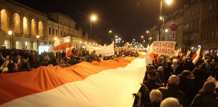 Nocny marsz: Smoleńsk pomścimy! Zdrada! My naród, oni ziomale Nergala!