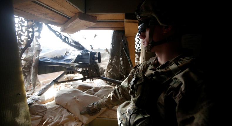 A member of the US Army take position at the US section of a base for Iraqi army and Kurdish peshmerga forces in Makhmour, southeast of Mosul, Iraq, December 23, 2016.