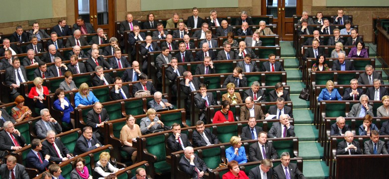 CBOS: w kwietniu poparcie dla PO - 25 proc., dla PiS - 23 proc.