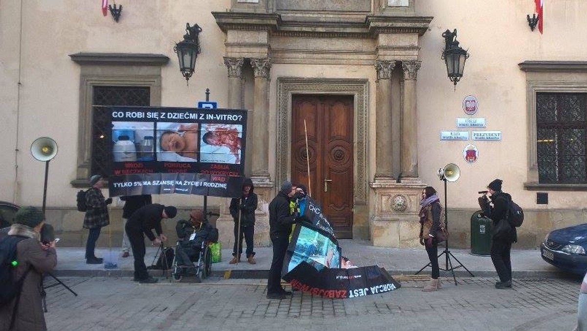 Kilkanaście osób pikietuje pod urzędem miasta. Protestujący sprzeciwiają się pomysłowi części radnych, którzy chcą, aby zabieg in vitro był finansowany z budżetu Krakowa. Dokument budzi kontrowersje, a wyniki głosowania jest trudny do przewidzenia. Tymczasem jeszcze przed głosowaniem głos zabrała strona kościelna, wysyłając pismo do radnych, w którym zgłosiła sprzeciw przeciwko planom części miejskich rajców.