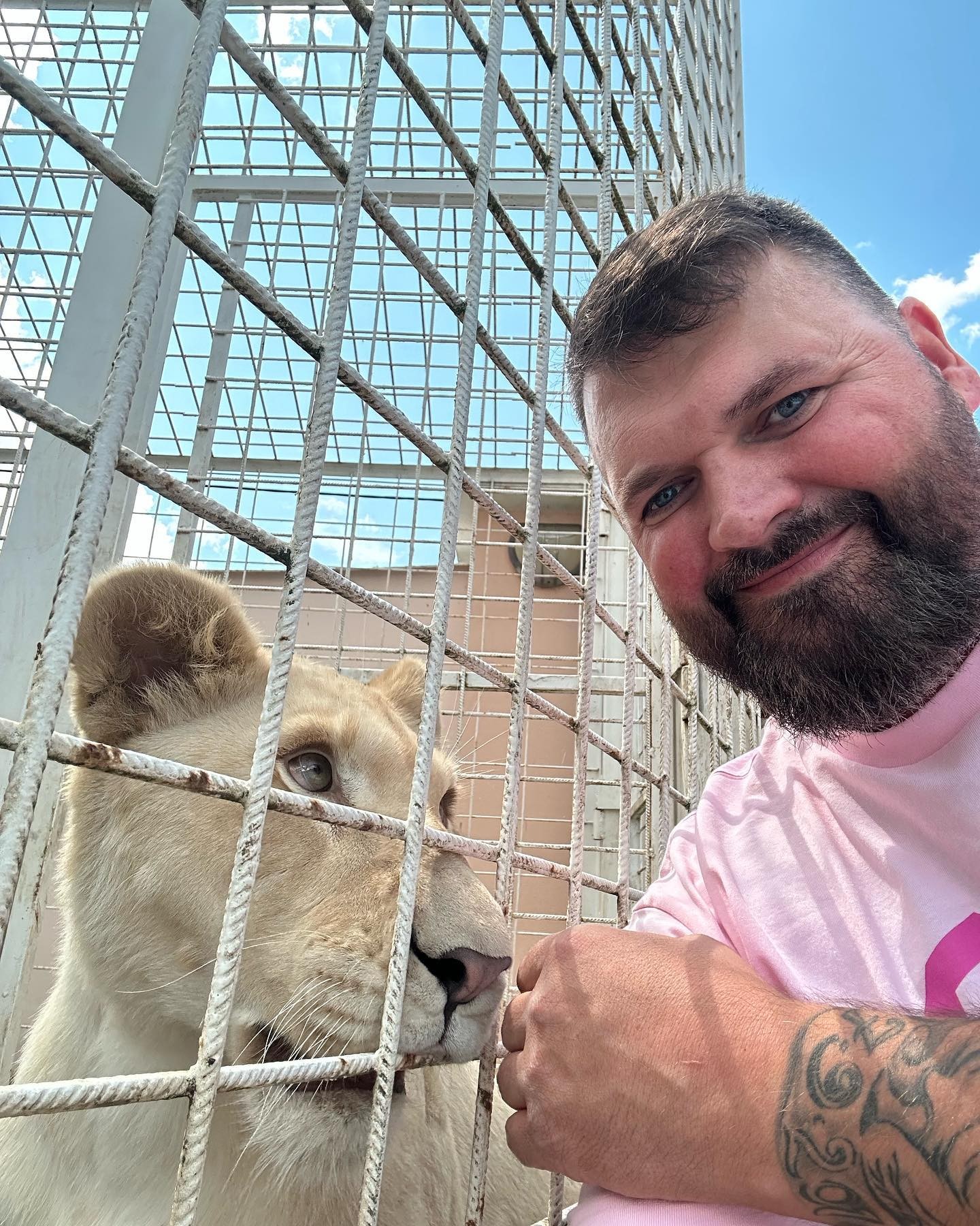 Rodinný priateľ Tomáš Lundák sa stará o zvieratá Karlosa Vémolu, kým je vo väzbe. 