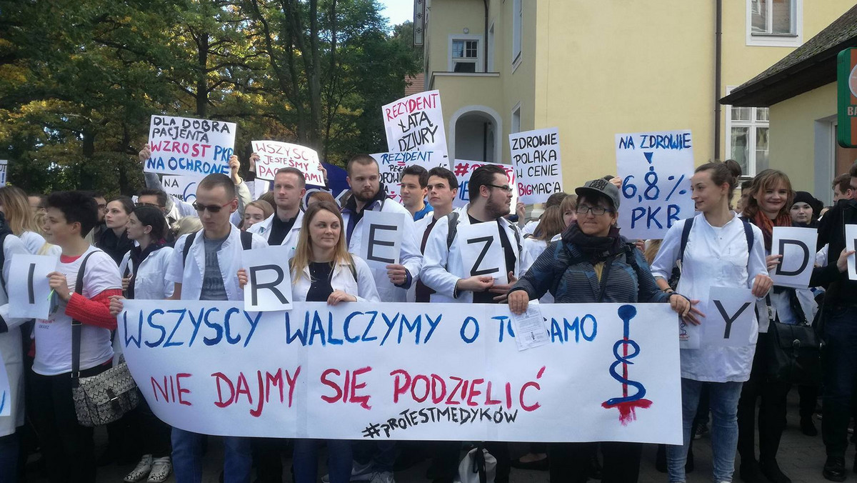 "Gdańsk popiera rezydentów", "Wszyscy walczymy o to samo, nie dajmy się podzielić", "Na zdrowie 6,8 proc. PKB" - to niektóre hasła, które można dzisiaj było dostrzec w tłumie protestujących studentów medycyny. Przyszli lekarze przemaszerowali główną arterią w mieście. - Boimy się, że jak nic w Polsce się nie zmieni, będziemy musieli pracować w innych krajach - usłyszeliśmy.