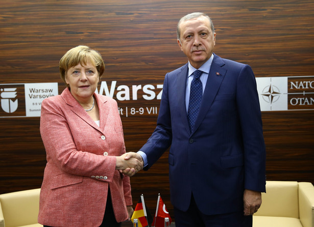 Erdogan i Merkel podczas szczytu NATO