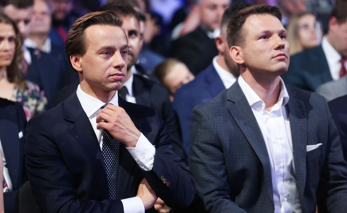 Prezes Nowej Nadziei, współprzewodniczący Konfederacji Sławomir Mentzen (P) oraz szef koła poselskiego Konfederacji Krzysztof Bosaku (L)