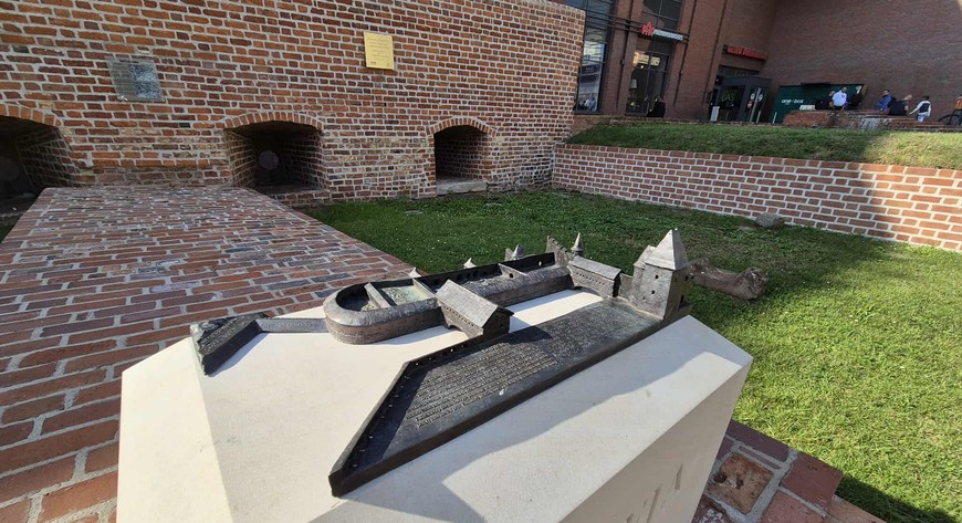 Basteja Hioba po remoncie zyskała wykonaną z brązu makietę