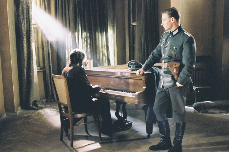 Władysław Szpilman (Adrien Brody) i Wilm Hosenfeld sportretowani w filmie "Pianista" w reż. Polańskiego
