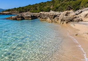 Žukovica je jedna od najlepših divljih plaža u Crnoj Gori, uvala koju bi svako voleo samo za sebe