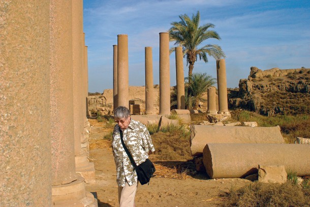 Ruiny katedry w Hermopolis Wielkiej w środkowym Egipcie, największego kościoła Doliny Nilu, 2006 r.