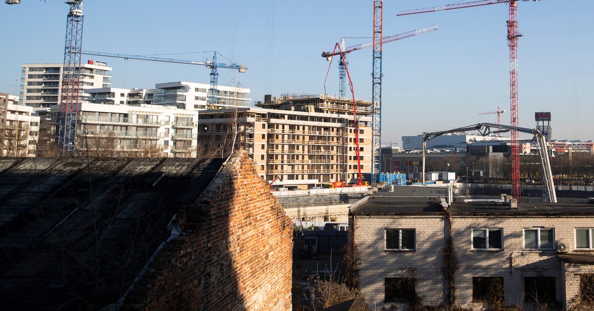 Miażdżący sondaż. Jakim cudem deweloperzy w ogóle znajdują chętnych na mieszkania?