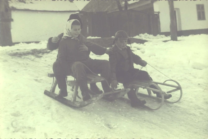 Šezdesetih su starija deca čuvala mlađu, a bake i deke su tek ponekad imali nadzor nad unucima