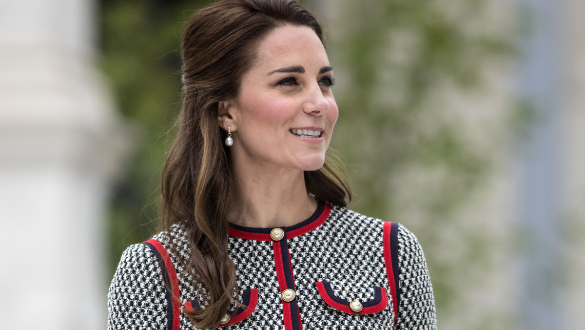 Księżna Kate Middleton w komplecie w pepitkę