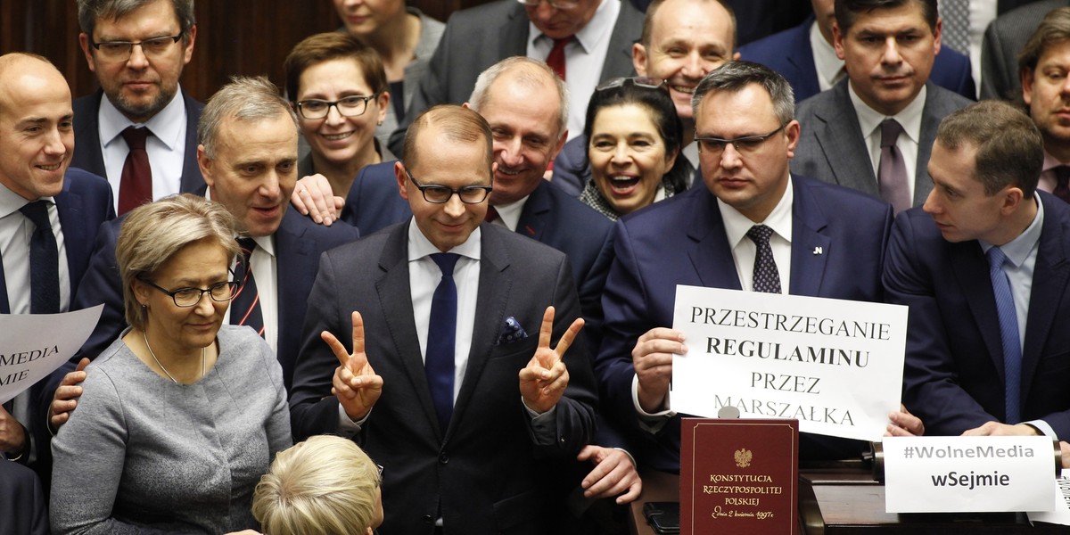 Posłowie opozycji zablokowali mównicę w geście solidarności przeciwko wykluczeniu posła Szczerby z posiedzenia Sejmu oraz w obronie mediów