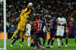 Szczęsny szybko nie wejdzie do bramki Barcelony. Pena zachwycił w El Clasico