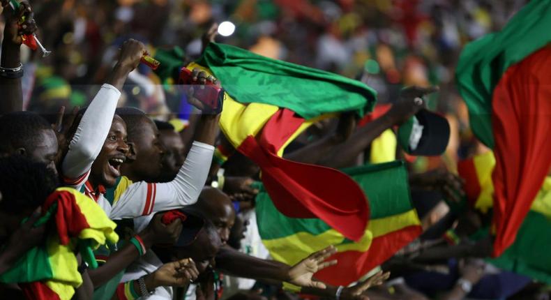 Les supporters du Sénégal au stade d'Olembe célèbrent la victoire de leur équipe