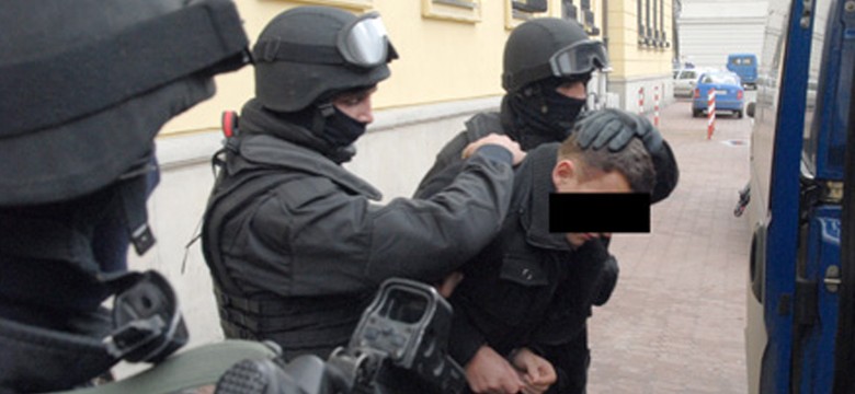 Brutalny bandyta ośmieszył policjantów