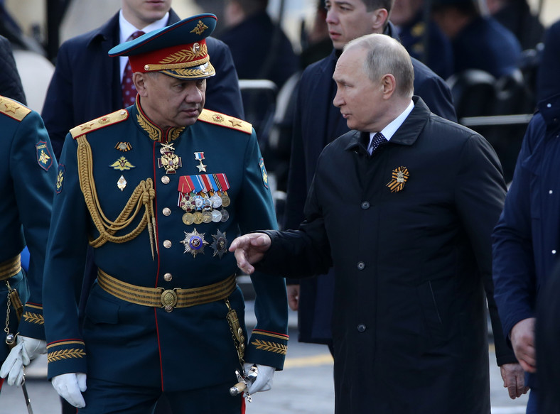 Prezydent Rosji Władimir podczas parady na placu Czerwonym.