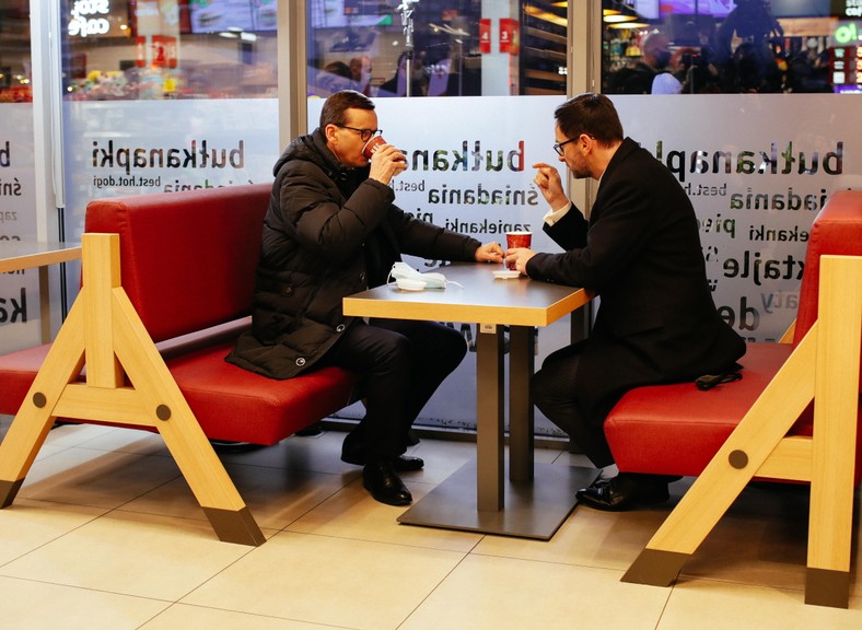 Daniel Obajtek i premier Mateusz Morawiecki na stacji Orlenu.