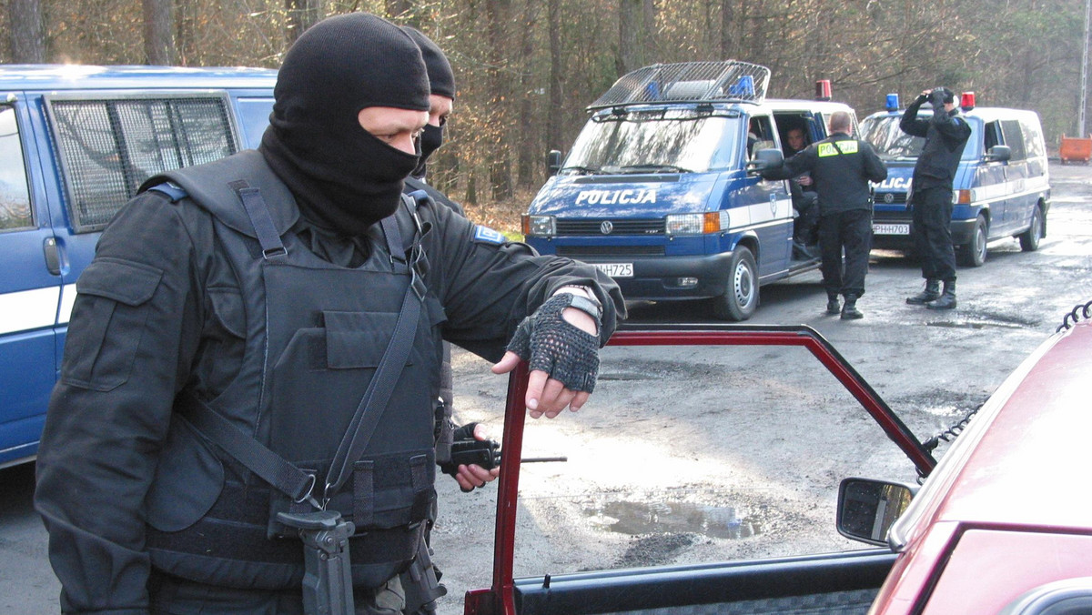 Do 10 lat więzienia grozi 22-latkowi z Nowej Soli (Lubuskie) za kradzież samochodu w Niemczech. Mężczyzna uciekał nim po ulicach Zielonej Góry z prędkością prawie 200 km/h.