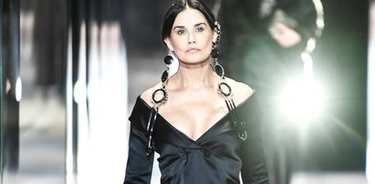 Demi Moore zadebiutowała w roli modelki. 58-latka na paryskim wybiegu podzieliła fanów