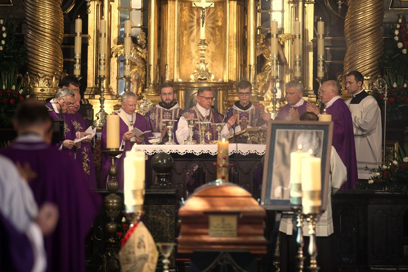 Kard. Konrad Krajewski przyleciał z Włoch na pogrzeb. Spał w schronisku dla bezdomnych