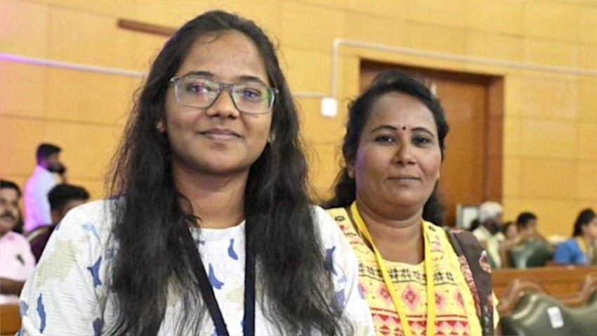 Amutavali (desno) imala je poteškoća sa fizikom, ali je zato uživala u biologiji | Foto: BBC