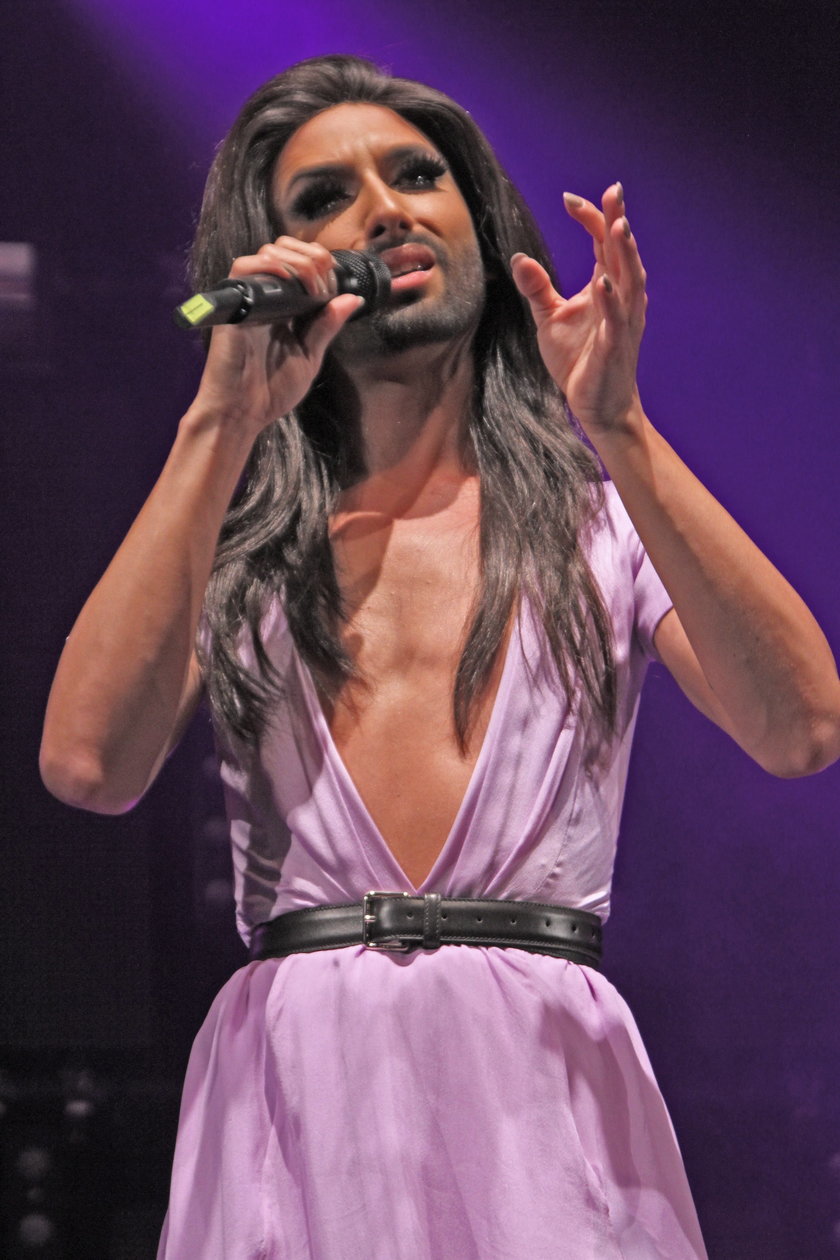 Conchita Wurst w kreacji z dekoltem