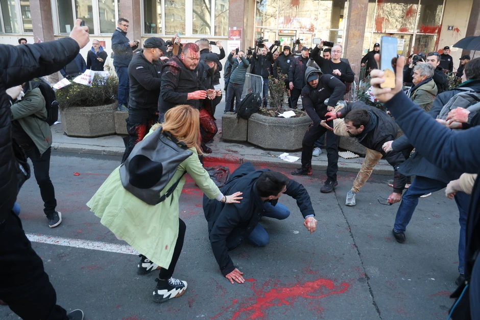 Tuča obezbeđenja i okupljenih, letela crvena fabra