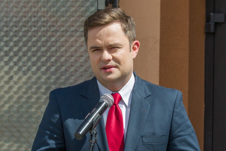 Dziennik.pl w maju bieżącego roku przejrzał oświadczenia majątkowe posłów. Pojawiła się tam sprawa znikającego mercedesa. W 2013 roku Adam Hofman wpisał volvo XC90 2.4D z 2005 roku (45 tys. zł) i renault megane z 2004 roku (25 tys. zł). W 2014, w oświadczeniu pojawił się jedynie ten drugi samochód.

Paparazzi sfotografowali Hofmana w mercedesie, a poseł PiS miał powiedzieć „Faktowi”: – Kupiłem sobie ten samochód, bo poprzedni się zepsuł. Potem twierdził, że nie była to wypowiedź autoryzowana.