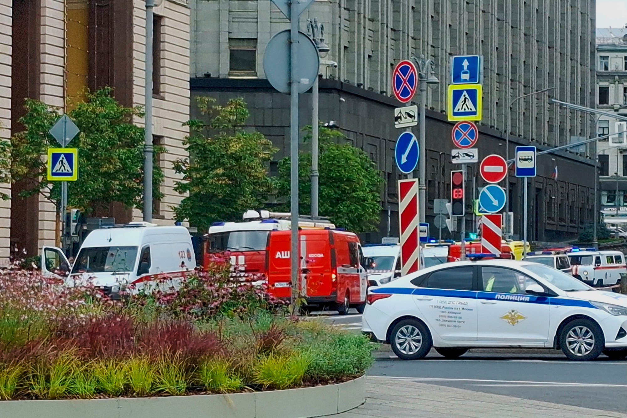 Ruské úrady budovu evakuovali a na miesto prišli polícia, záchranári a hasiči.