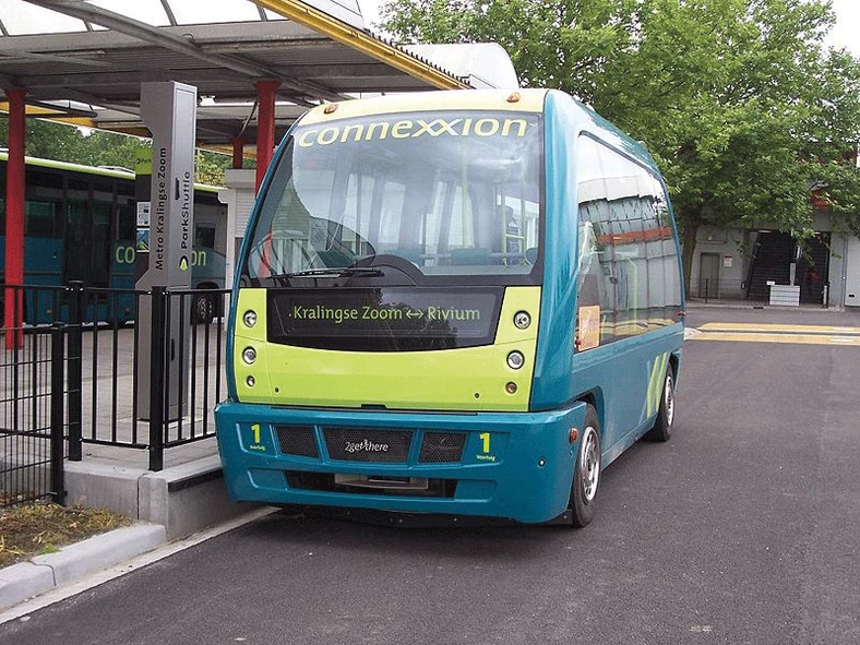 Nie tylko Amerykanie testują pojazdy sterowane przez komputer. Na całym świecie trwają podobne badania. Na zdjęciu testowy bezzałogowy autobus w Rotterdamie. FOT.: Mauritsvink.