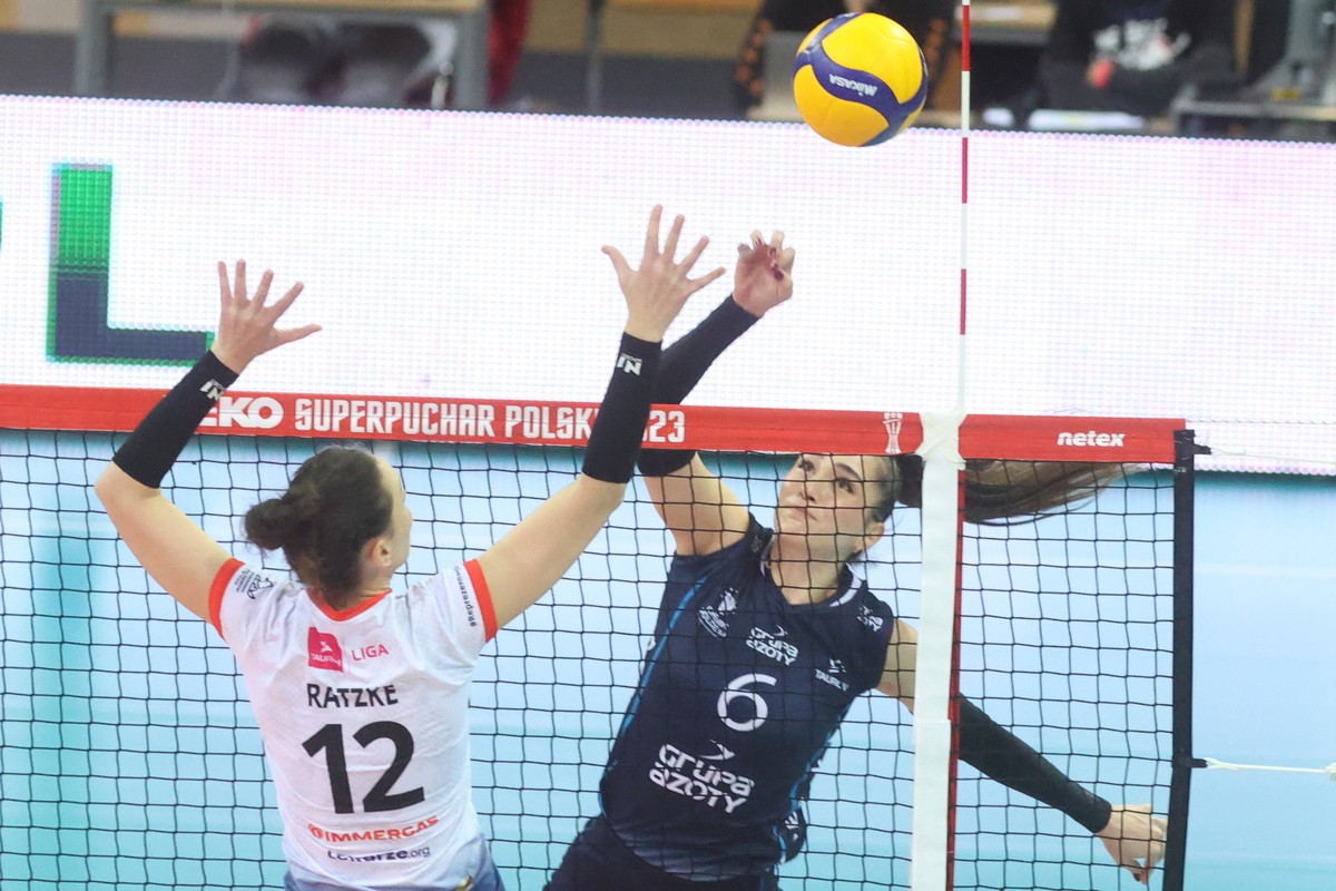 Zawodniczka ŁKS Commercecon Łódź Roberta Ratzke (L) i Saliha Sahin (P) z Grupy Azoty Chemika Police podczas meczu o AL-KO Superpuchar Polski siatkarek w Łodzi