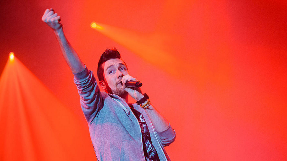 Dan Smith z Bastille o singlu "survivin'". Wywiad