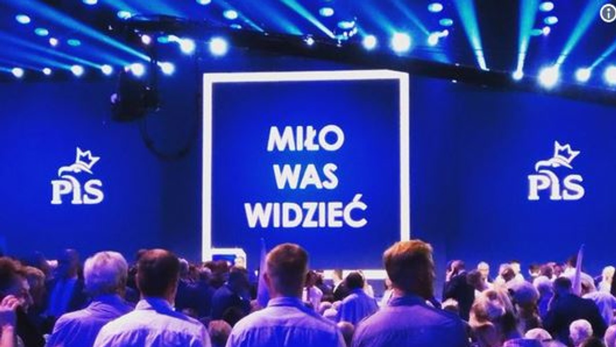 Politycy Prawa i Sprawiedliwości zasiedli już na swoich miejscach w warszawskiej Hali Expo. Partia rządząca postanowiła puścić oko do swoich sympatyków, ustawiając nietypowe hasło do WiFi.