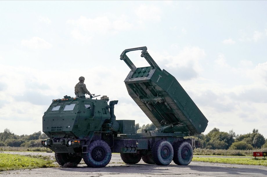 HIMARS podczas ćwiczeń wojskowych na lotnisku Spilve w Rydze na Łotwie, 26 września 2022 r.