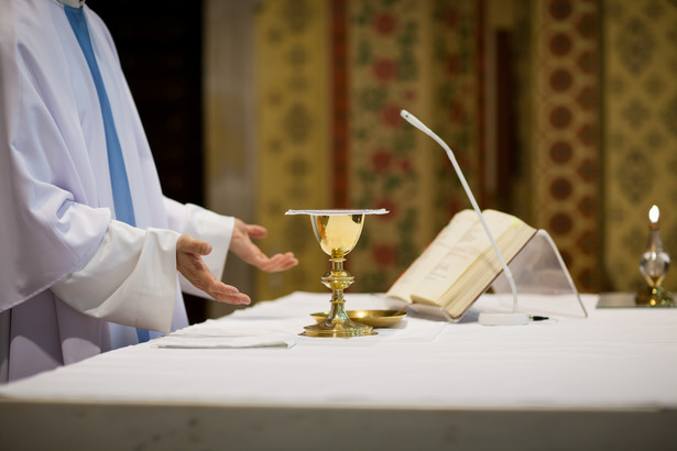 Proboszcz rozbił i utopił drogi samochód! Zapomniał o słowach papieża Franciszka?