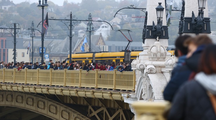 A gyülekezési pont a Margit hídnál / Fotó: Czerkl Gábor