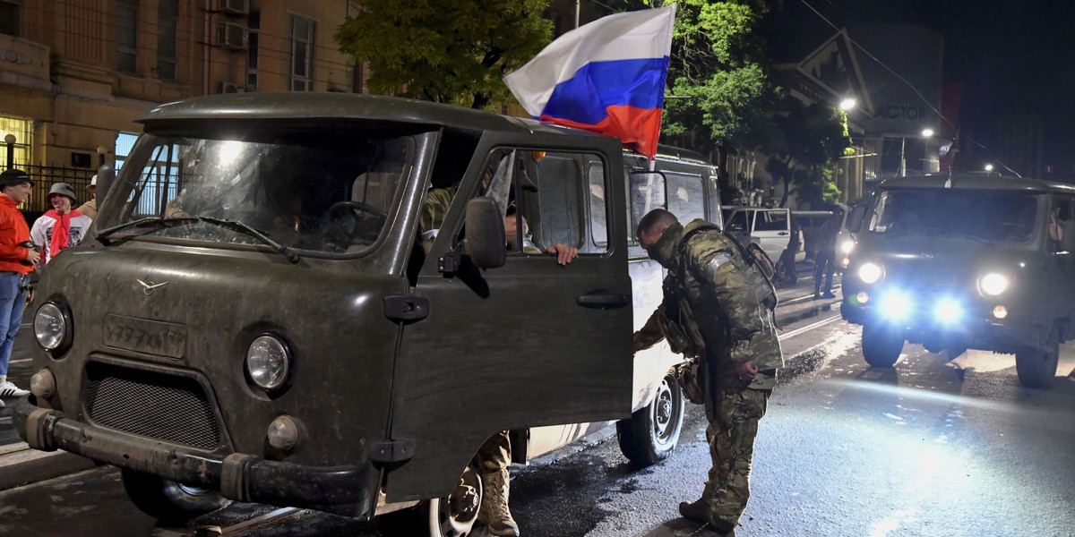 Rosja. Żołnierze Grupy Wagnera przygotowują się do opuszczenia centrum Rostowa nad Donem w południowej Rosji, 24 czerwca 2023 r. 