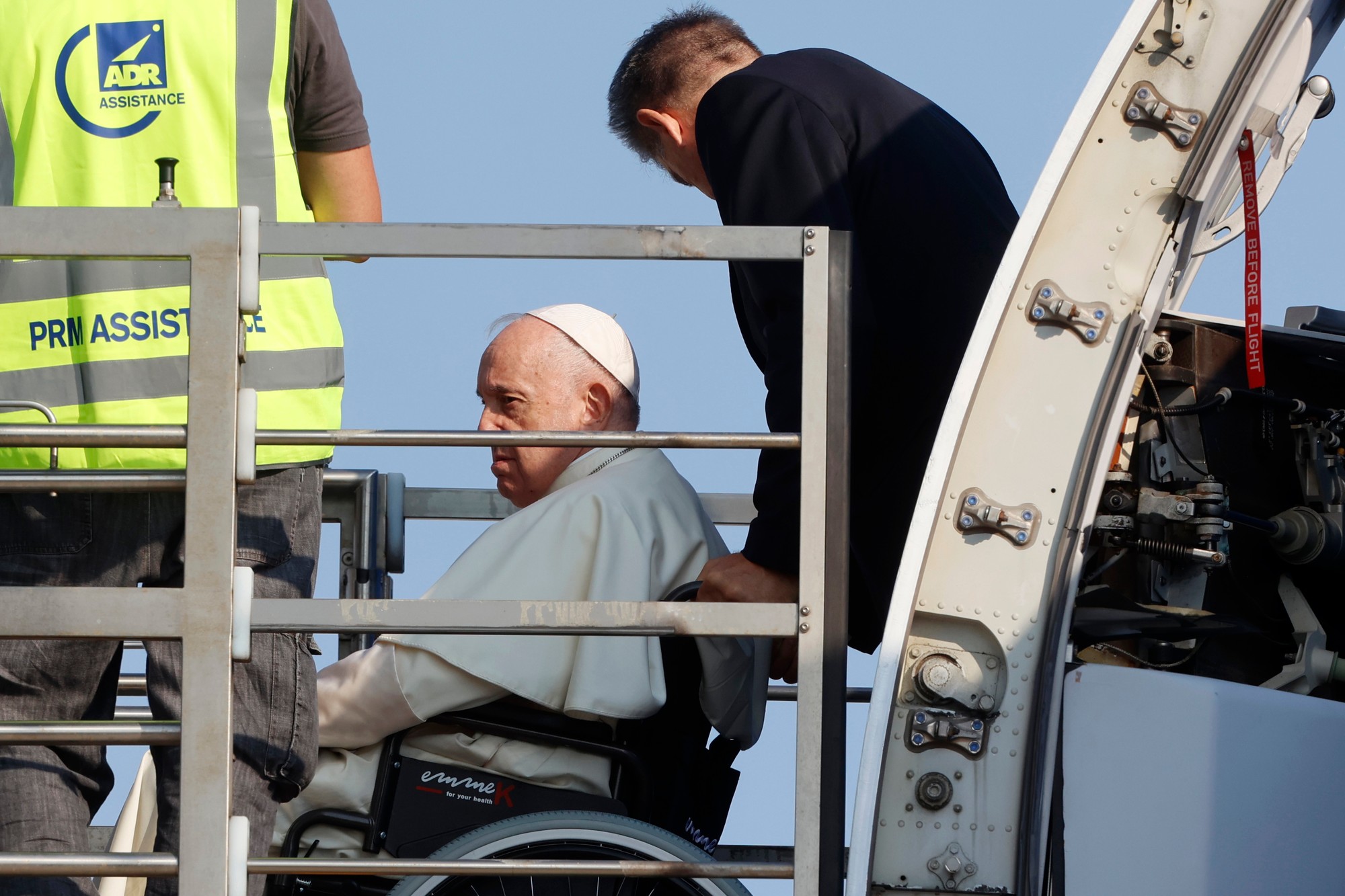 Pápež František na invalidnom vozíku nastupuje do lietadla na letisku Leonarda da Vinciho v Ríme.