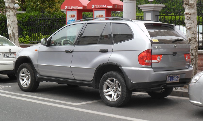 <strong>Shuanghuan CEO</strong>
<br><br>
Choć włoski sąd uznał, iż chiński Shuanghuan CEO nie jest kopią BMW X5, to podobieństwo między modelami jest widoczne na pierwszy rzut oka