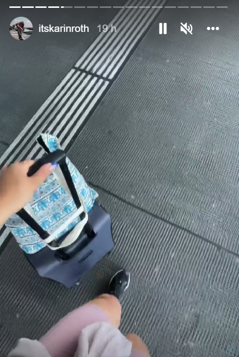 Karin vyrazila na letnú dovolenku. 
