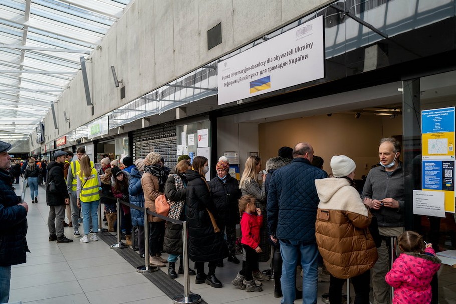 Uchodźcy z Ukrainy i wolontariusze na dworcu kolejowym w Katowicach