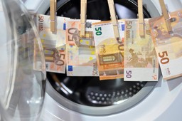Więcej podmiotów zawalczy z praniem pieniędzy