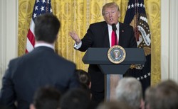 Trump idzie na wojnę z mediami. "Włączam telewizję i widzę chaos i jeszcze raz chaos!"